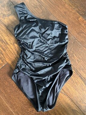 Sleek One-Shoulder Black Swimsuit